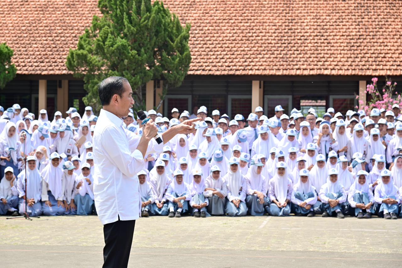 Presiden Jokowi Sapa Siswa dan Cek Kegiatan Pembelajaran di SMKN 1 Kedungwuni